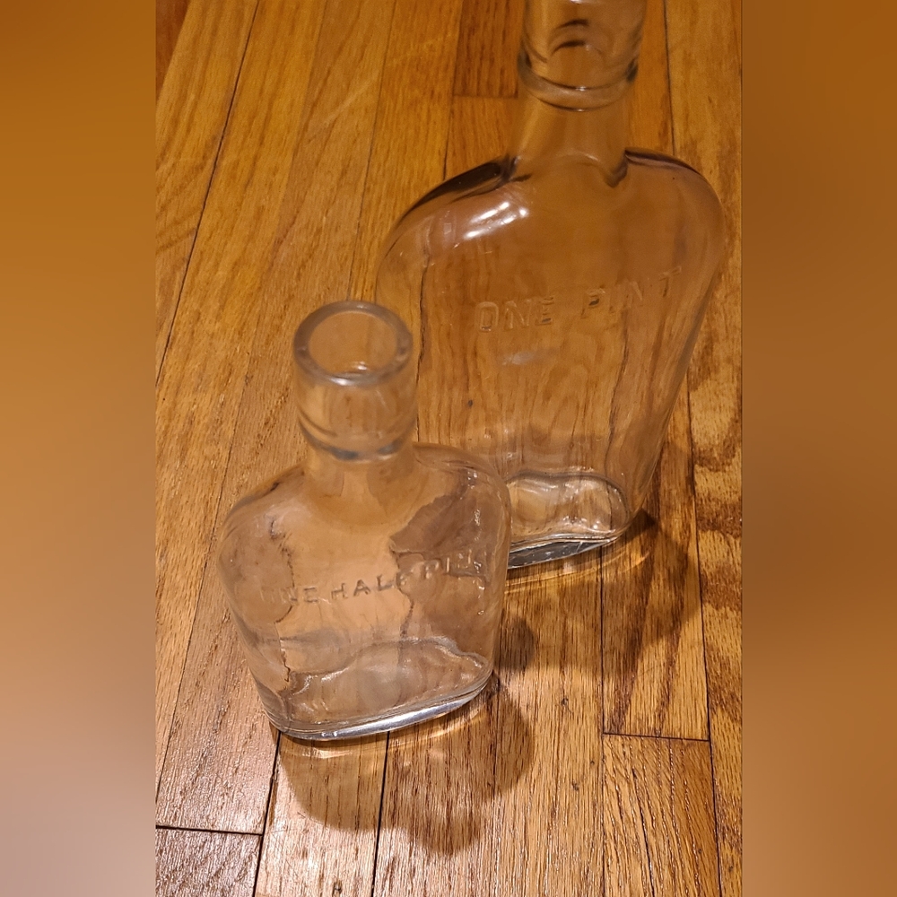 Lot Of 2,Vintage Full Pint Whiskey Flask Glass Bottle And Half Pint Glass Bottle